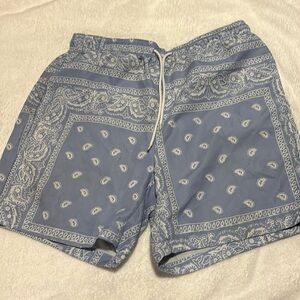 Men’s Large Purple and white bandanna pattern shorts. Very comfortable with tie
